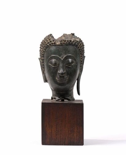 null Tête de bouddha en bronze à patine noire, manque le haut du crâne

Siam, Ayuthaya,XVIIe...