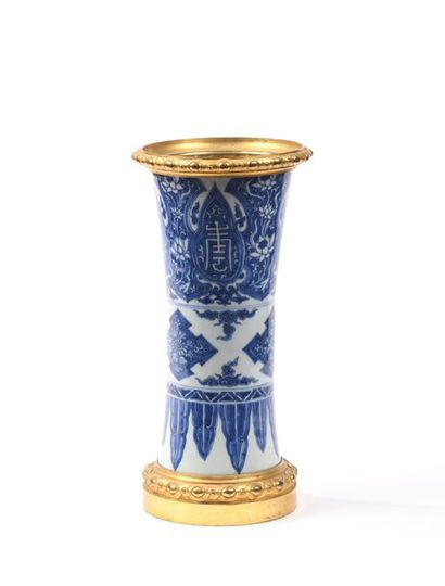 null Vase cornet en porcelaine de Chine à décor bleu sur trois registres : palmettes,...