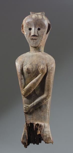 null POTEAU HAMPATONG présentant un buste d'ancêtre féminin, une main posée sur le...