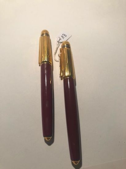 null CARTIER 

Parure de STYLOS, ROLLER et PLUME, modèle « Pasha » en métal doré....