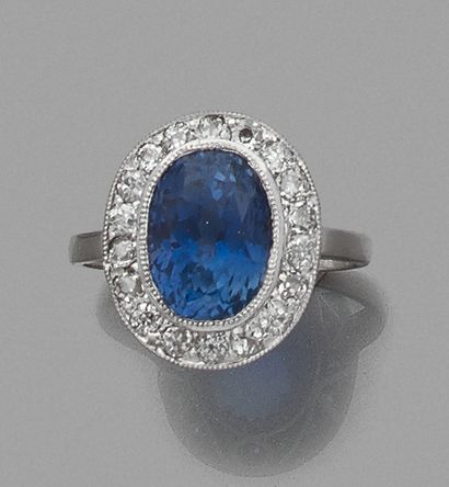 null BAGUE en platine (min. 800 millièmes) serti d’un saphir ovale pesant 4,82 carats,...