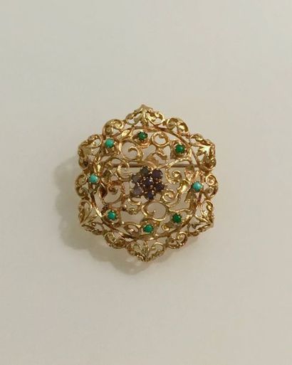 null BROCHE « rosace » en or jaune (750 millièmes), ajouré à motifs de volutes, serti...