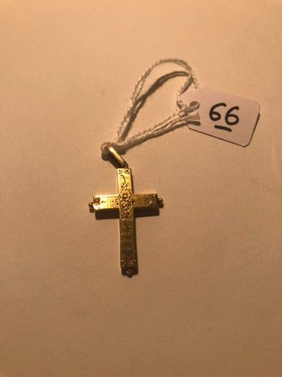 null PENDENTIF « croix reliquaire » en or jaune (750 millièmes) guilloché et ciselé...