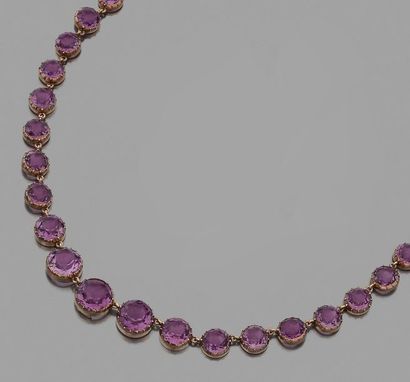 null COLLIER en or rose (375 millièmes) 9 carats serti d’un alignement de 34 améthystes...