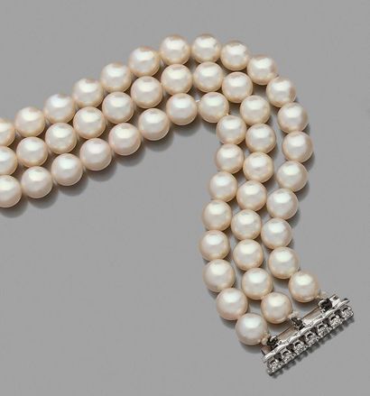 null BRACELET composé de trois rangs de perles de culture blanches Fermoir « barrette...