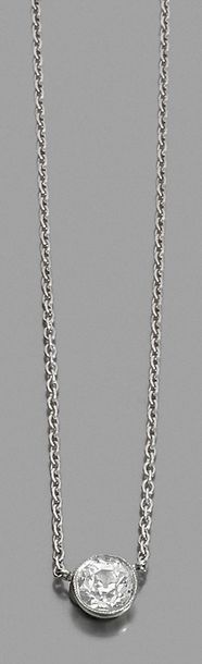 null COLLIER composé d’une chaînette en or gris (750 millièmes) retenant un diamant...