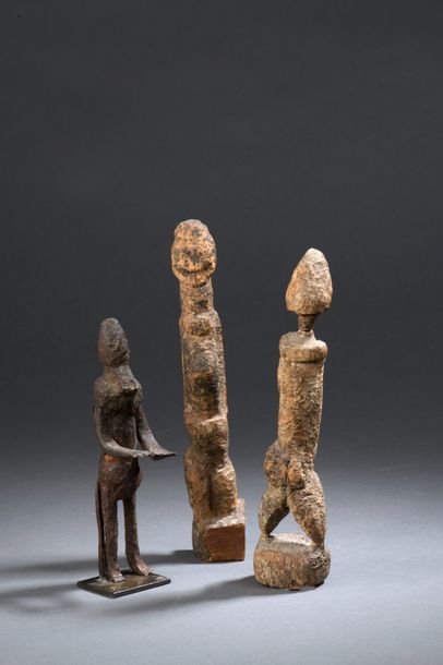 null Ensemble de 3 statuettes anthropomorphe en bois et fer forgé.
Dogon, Mali. XIXème...