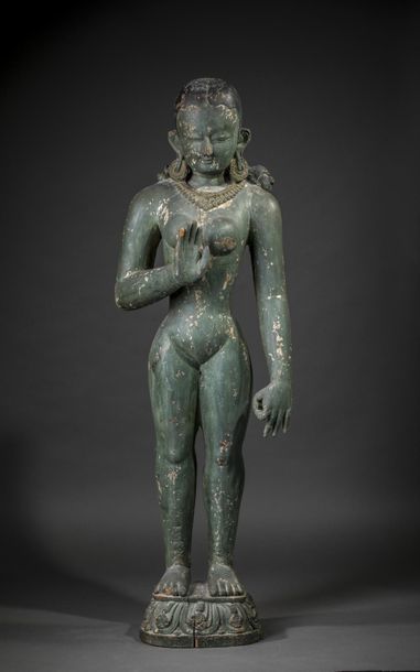 null NEPAL - XVIIe/XVIIe siècle
Grande statue de Tara nue en bois laqué gris, debout...