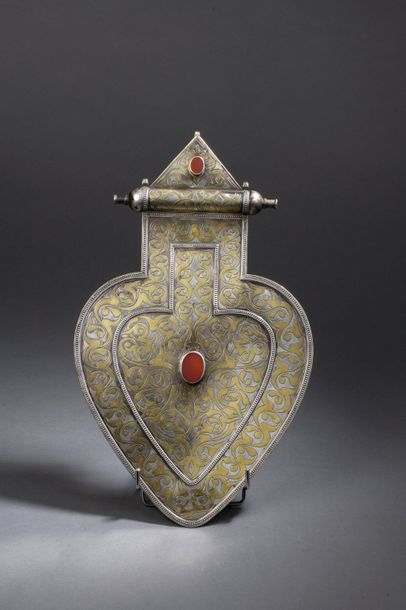 null Important pendentif dorsal "Asyk" en forme de coeur à riche décor de motifs...