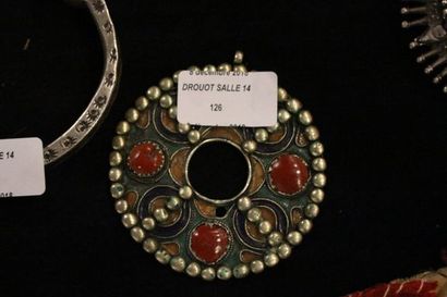 null Fibule circulaire en métal argentifère et argent à décor d'émail polychrome...