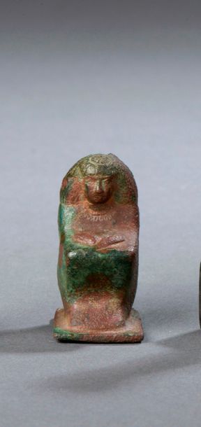 null Rare Statue cube diminutive. Bronze à patine verte et rouge. Egypte Basse Epoque,...