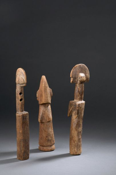 null Ensemble de trois poupées de fécondité en bois avec marques d'usage, Mossi,...