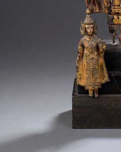 null Bouddha debout en bronze avec restes de dorure. Thailande fin XIXème siècle....