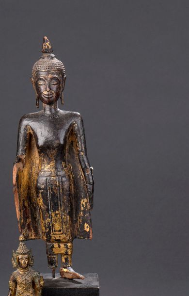 null Bouddha présenté debout, bois peint avec traces de dorures. Birmanie XIXème...