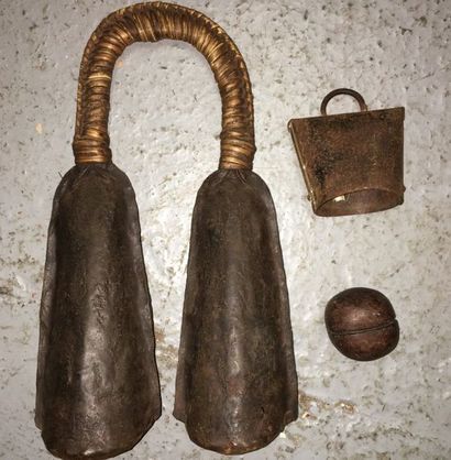 null Lot comprenant 1 cloche double du Cameroun, un cloche et une cloche en bois