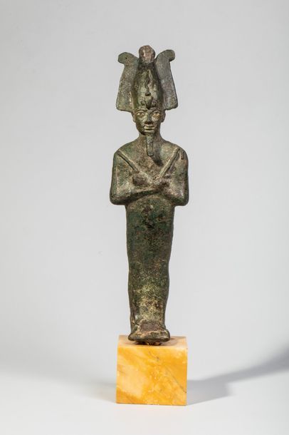 null Statuette d'Osiris debout tenant le sceptre et le flagellum dans ses mains croisées....