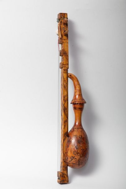 null ZEZE, Madagascar instrument à cordes avec une caisse en cucurbitacée orné de...