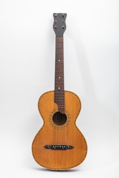 null Guitare allemande de style romantique c.1900 portant une étiquette de la Corona
Table...