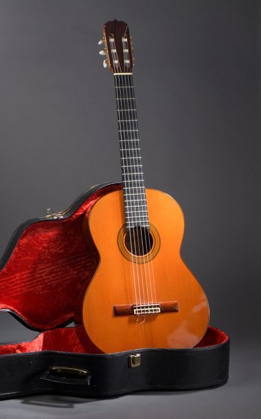 null Guitare classique de José RAMIREZ modèle 1A, étiquette bleue, n° 6343 de 1972
Fond...