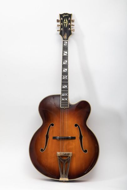 null Guitare archtop de marque GIBSON modèle Super 400 C, n° de série 879189 (1967/69)
Finition...