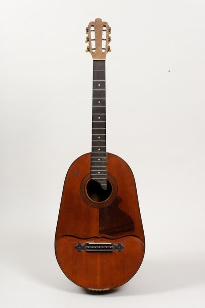 null 
Guitare GELAS dont elle porte l’étiquette avec le numéro 1545 de 1931 modèle...