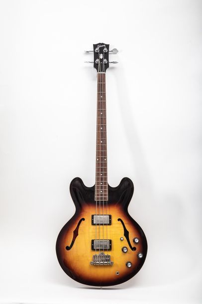 null Basse hollowbody de marque GIBSON modèle ES 335 bass n° ME301366 c.2000
Finition...