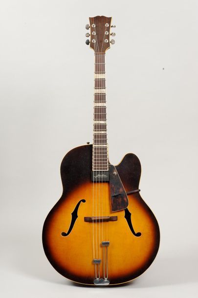 null 
Guitare Archtop électroacoustique du célèbre luthier parisien Jacques FAVINO...