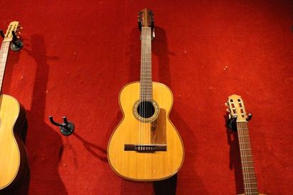 null Guitare classique espagnole de Andres MARIN dont elle porte l'étiquette c.1900
Espacement...