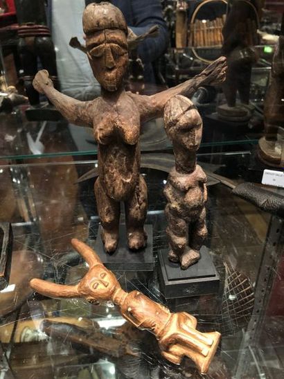null Ensemble de 2 statuettes, les bras levés et lance pierre. Lobi et Baoulé.
Bois...