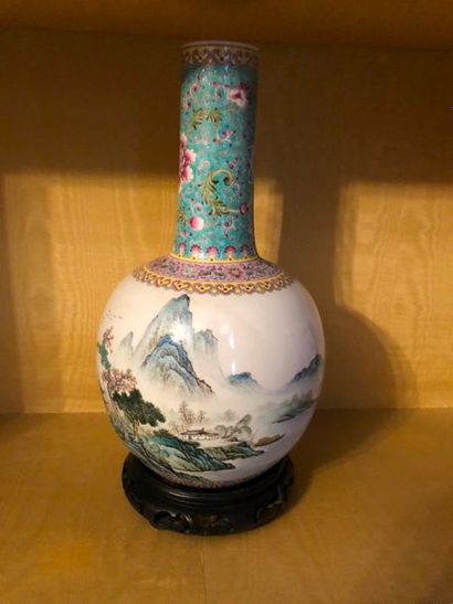 null Vase à long col, porcelaine polychrome à décor sur le pourtour d'une scène de...