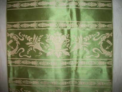 null Lampas, style Louis XV, fond satin vert, décor bleu et jaune de rubans et lourdes...