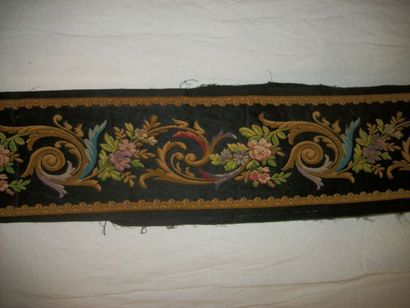 null Bordure, fin XIXème siècle, satin noir, décor broché polychrome de rinceaux...