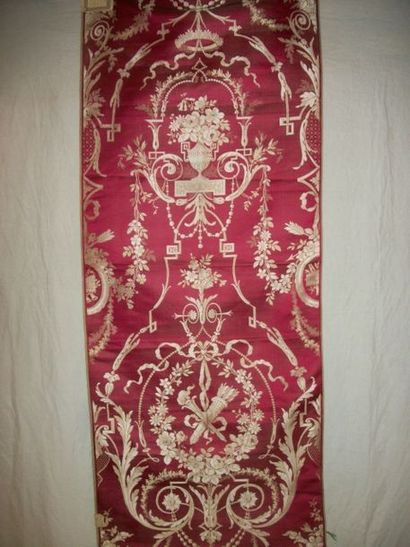 null Lampas, style du XVIIIème siècle, fond satin rouge, décor crème effet argent...