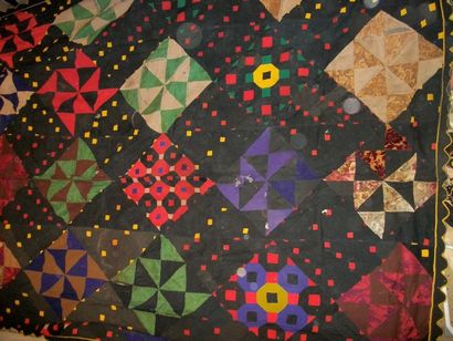 null Grand patchwork, constitué de morceaux de feutre, damas, coton, velours, décor...