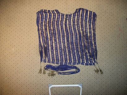 null Caraco, vers 1830, coton imprimé, fond blanc décor ramoneur violet, à manches...