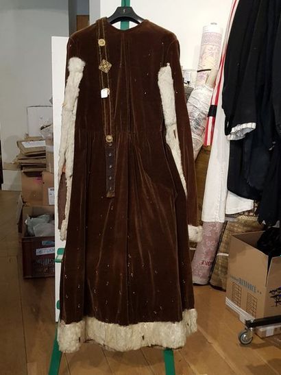 null Costume de seigneur médiéval, velours marron, bordé de fourrure façon hermine....