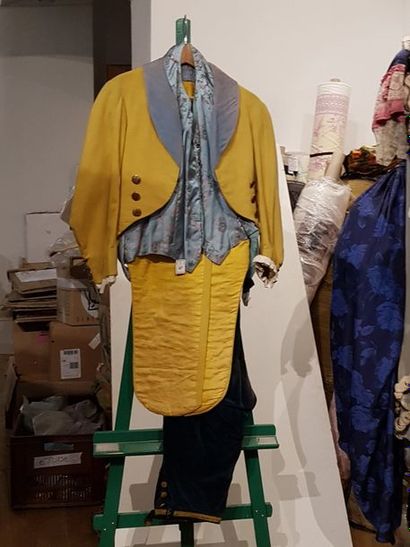 null Costume, style 1830, habit de drap de laine jaune moutarde, pantalon gris bleu...