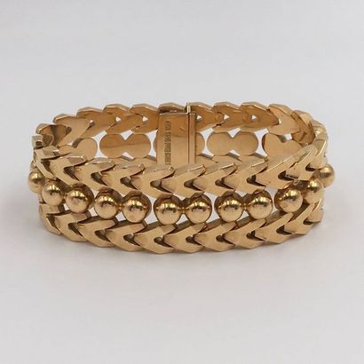 null BRACELET manchette en or jaune (750 millièmes) à motifs de chevrons et boules....