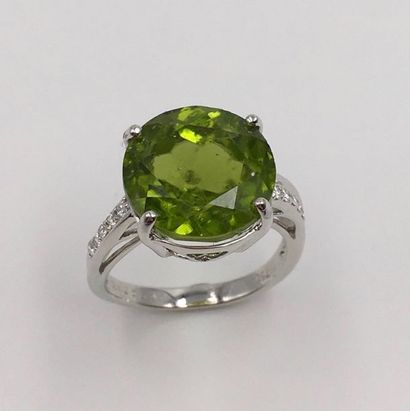 null BAGUE en or gris (750 millièmes) serti d’un péridot de forme ronde, épaulé de

diamants...