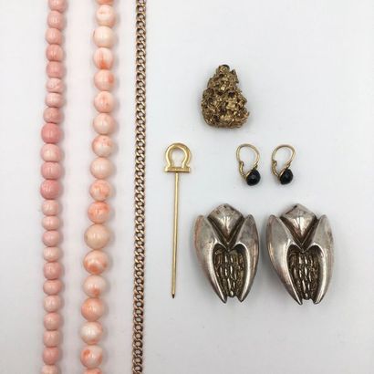 null LOT de bijoux fantaisie divers comprenant  :

- deux COLLIERS de perles rosées.

-...