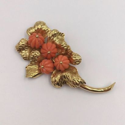 null BROCHE «  feuilles  » en or jaune (750 millièmes) orné de quatre perles de corail

godronnées....