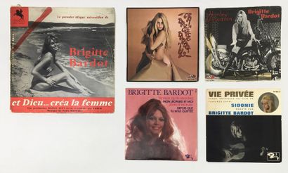 CHANSON FRANCAISE Lot de 1x 10“ et 4x 7“/Eps de Brigitte Bardot. Set of 1x 10“ +...