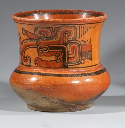 null Vase à décor de divinités stylisées
Terre cuite à décor polychrome
Culture Maya,...