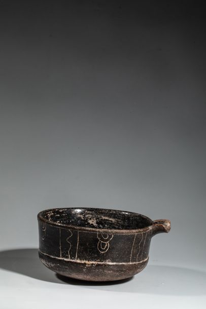 null Vase avec bec verseur
Terre cuite à engobe brun - noir
Culture teotihuacan,...