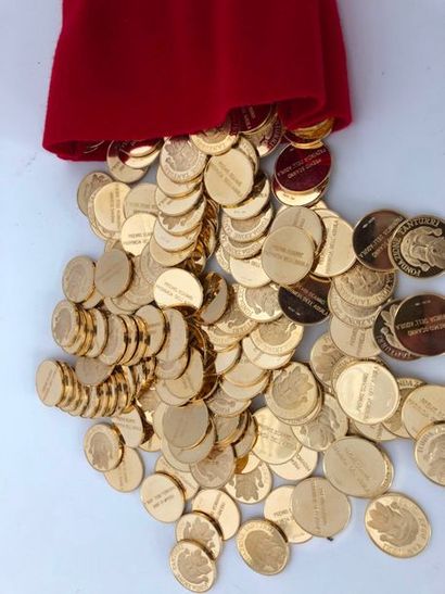 null 19 pièces commémoratives en or jaune (750 millièmes) poli et ciselé à motif...