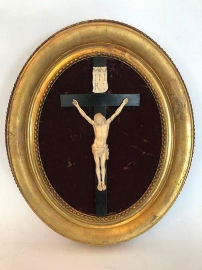 null Christ en ivoire, dans un encadrement ovale à rang de perles, XIXème siècle

H...