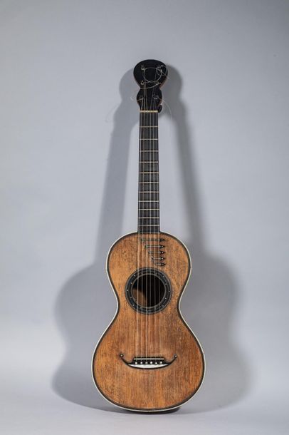 null Guitare faite à Mirecourt vers 1830 par Mauchand frères dont elle porte la marque...