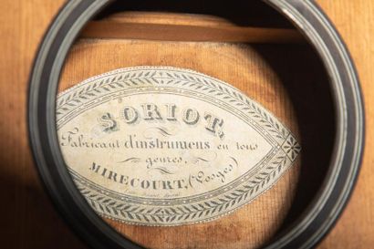 null Guitare Mirecourt 1830 par Soriot dont elle porte l'étiquette

Erable moucheté,...