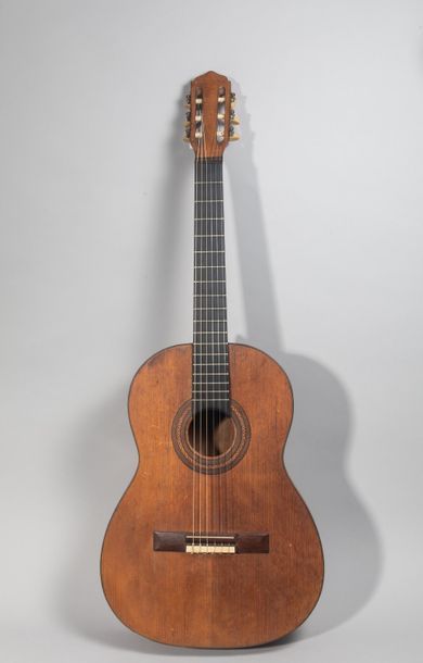 null Guitare classique Paris 1950

En l'état

