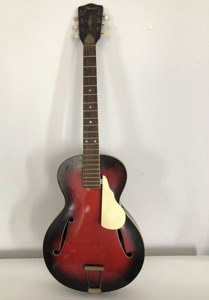 null Petite guitare archtop de marque Framus modèle 351 n° de série 35379, c.60

Finition...
